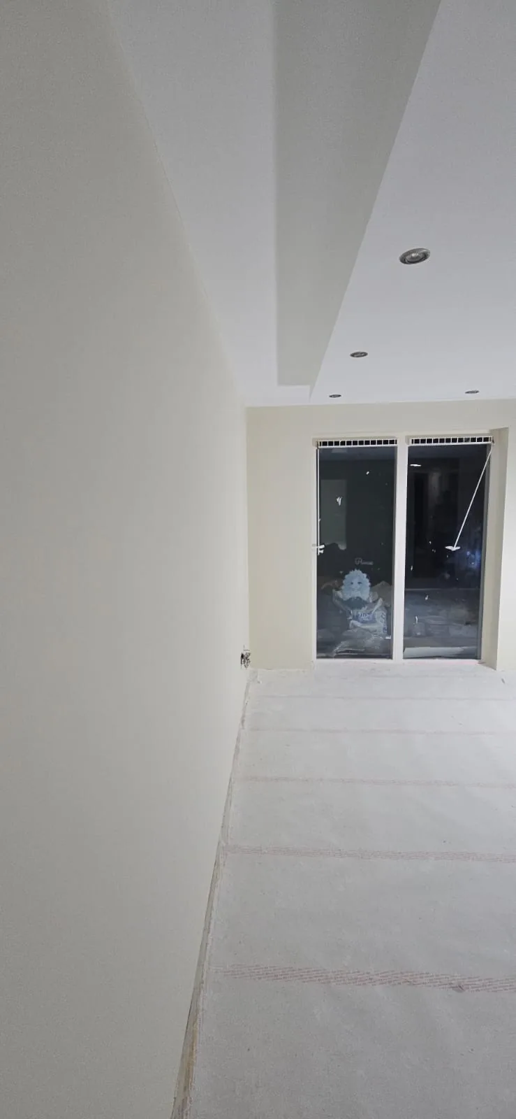 Hoek van de kamer met raam