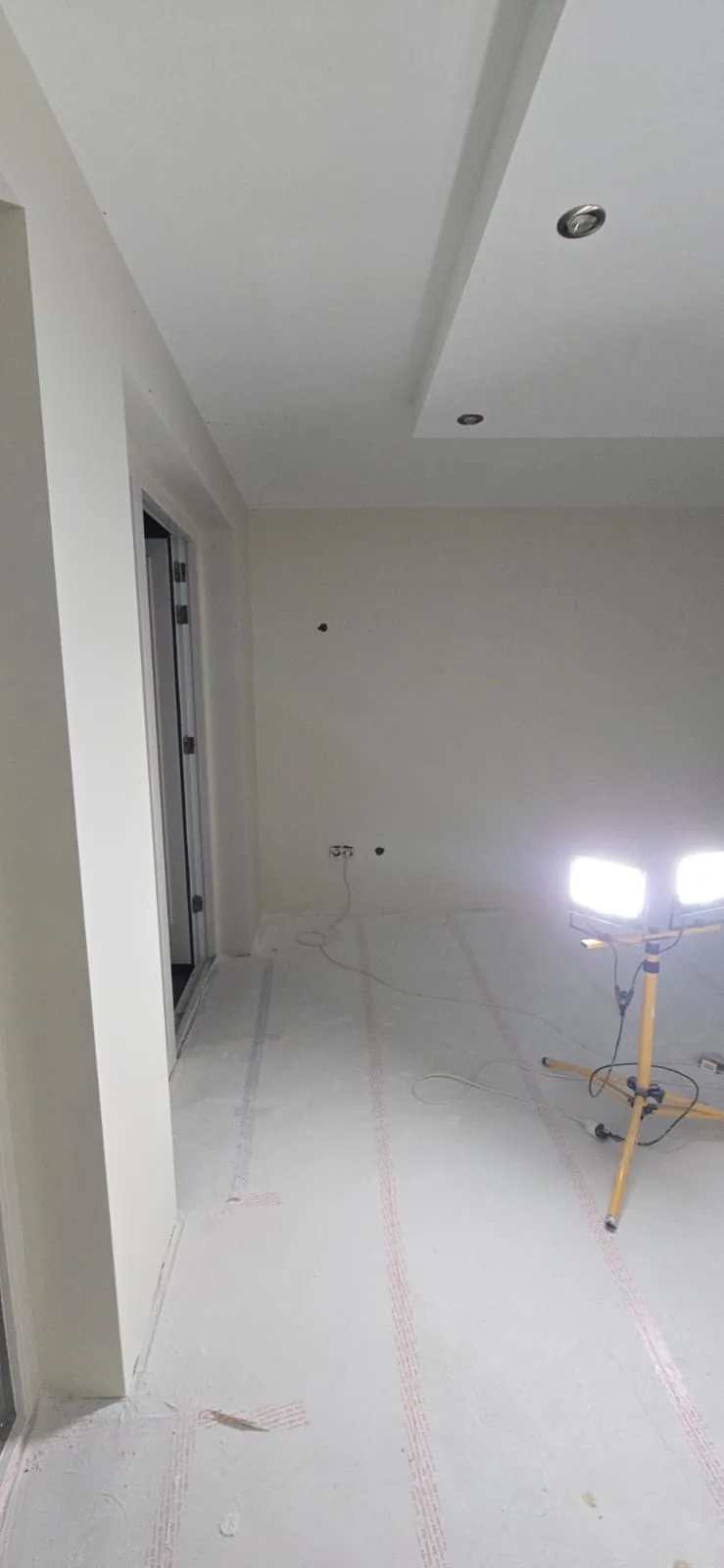 Hoek met plafond en inbouwspots