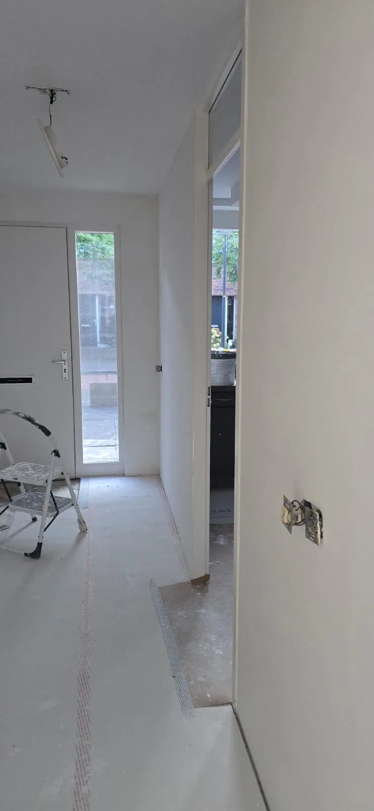 Hal en voordeur tijdens een renovatie