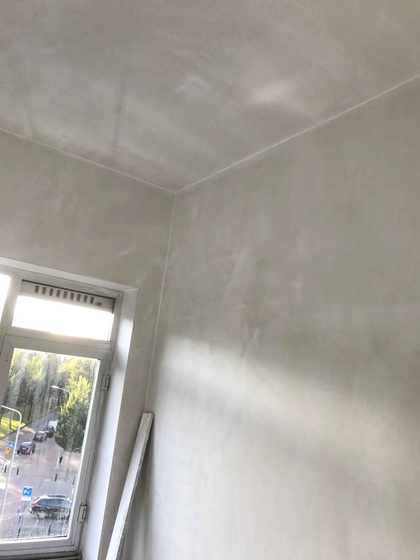 Gestuukt plafond en wand in een hoek van een kamer