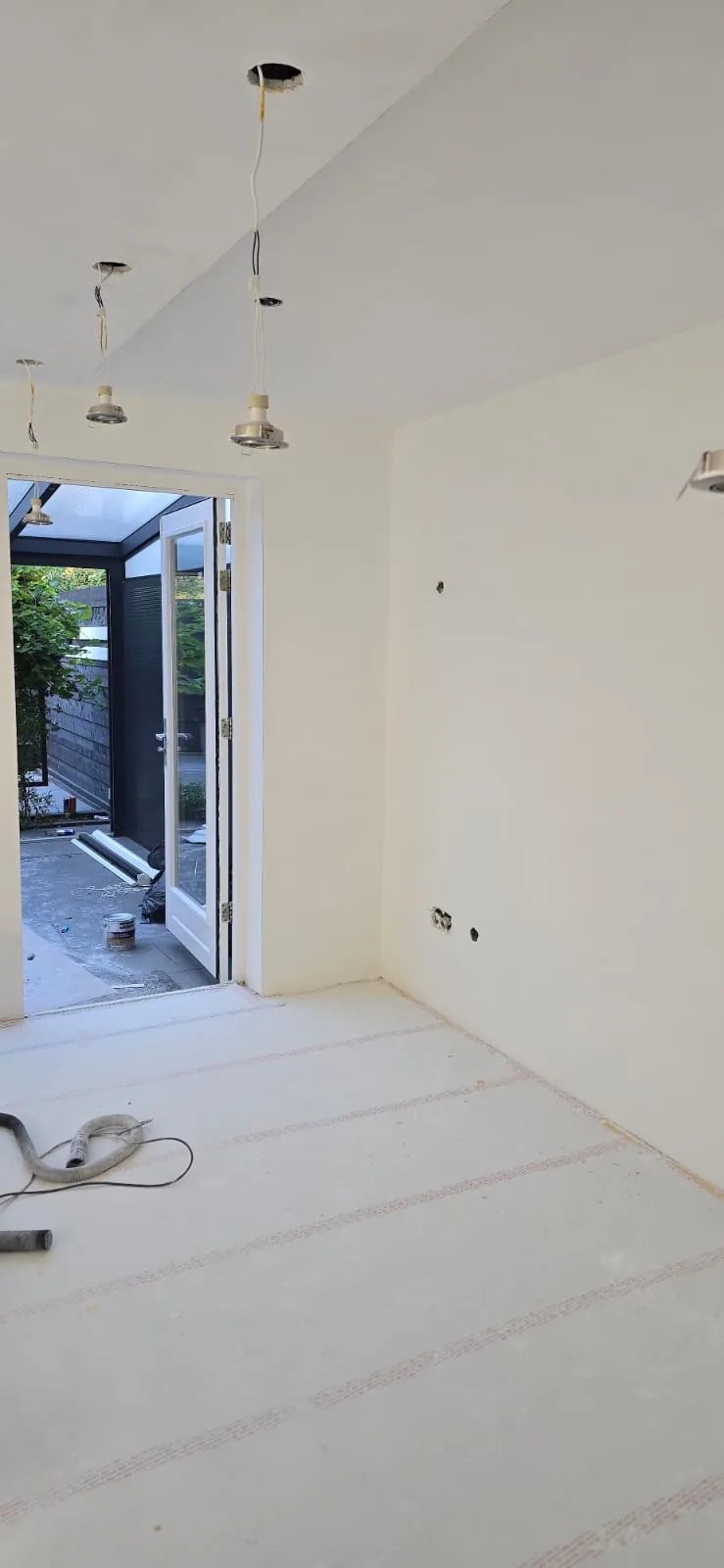 Gestuukt plafond met inbouwspots in een woning