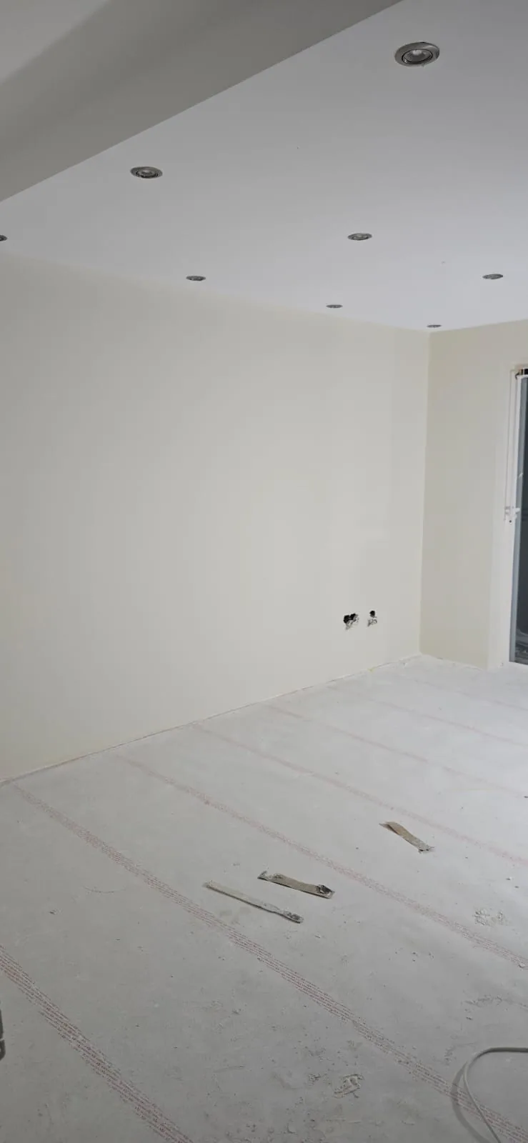 Gestuukte wanden en plafond van dit project